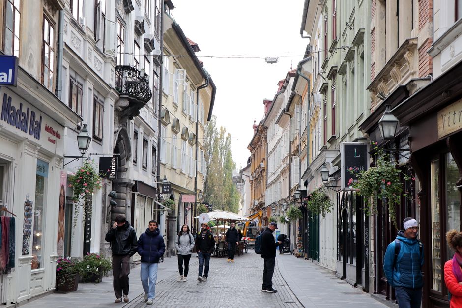 Ulica v starem mestnem jedru Ljubljane blizu delavnice
