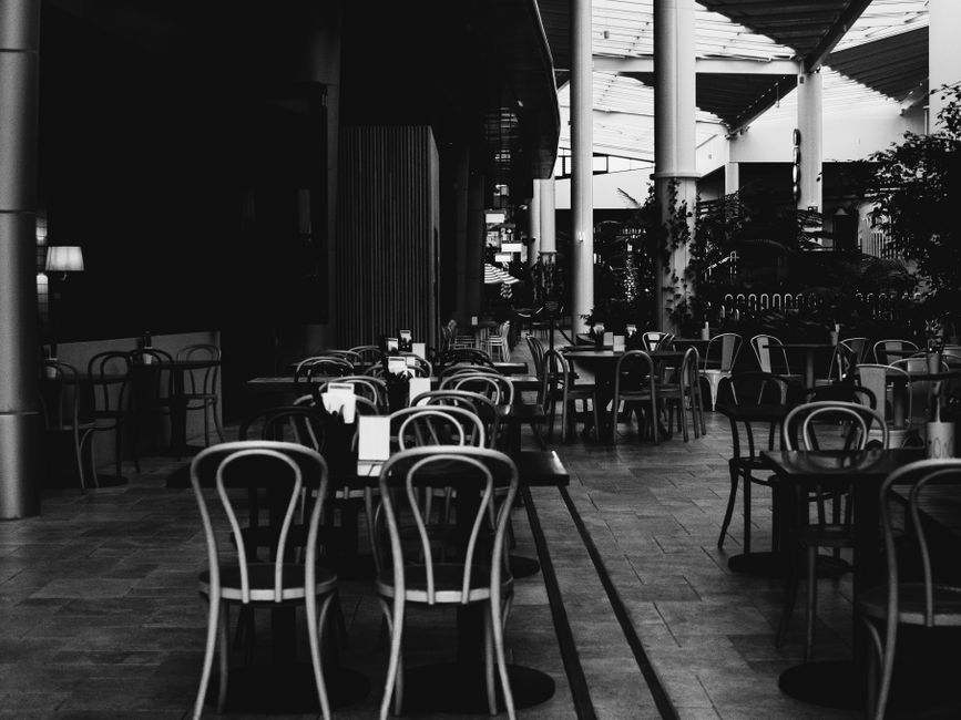 Obnovljeni stoli Thonet iz upognjenega lesa