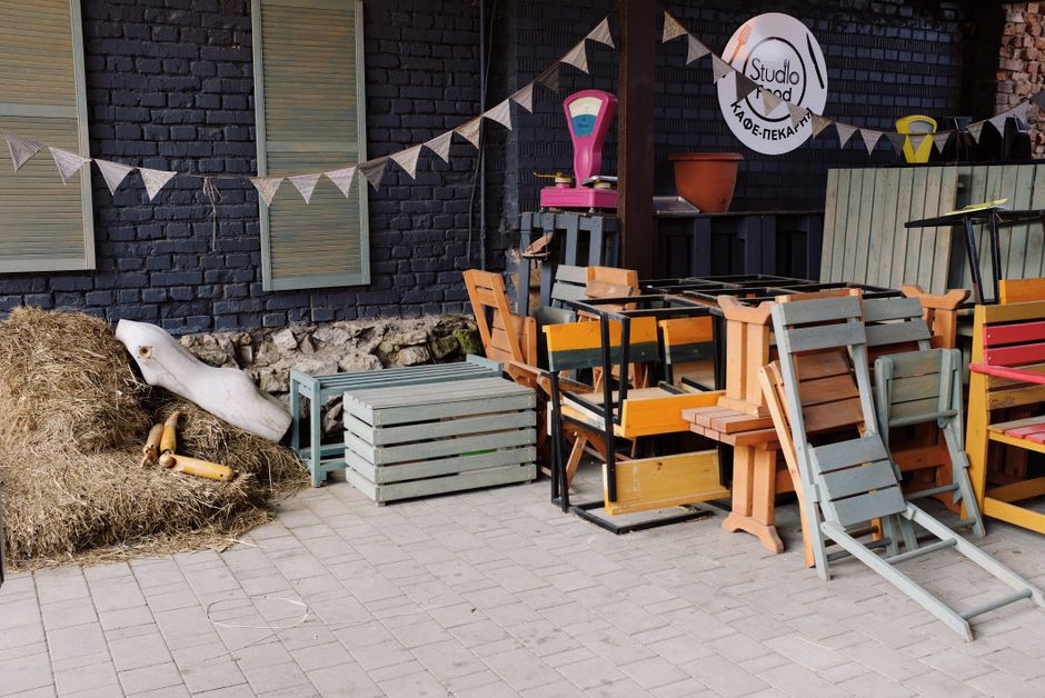 Zložen sklad obnovljenih lesenih restavracijskih stolov