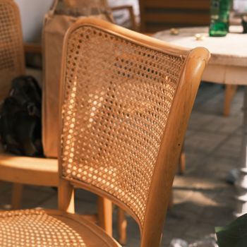 Poliranje in lakiranje lesene površine pohištva